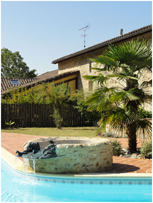 Fontaine en bronze qui se déverse dans la piscine